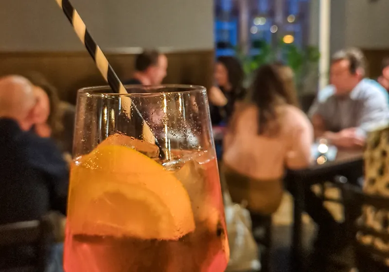 Männer und Frauen suchen das Liebesglück beim Speed-Dating