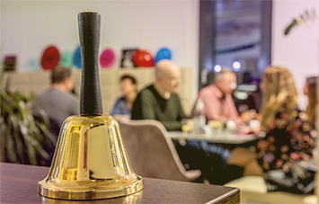 Alle 7 Minuten läutet die Glocke beim Speeddating eine neue Runde ein