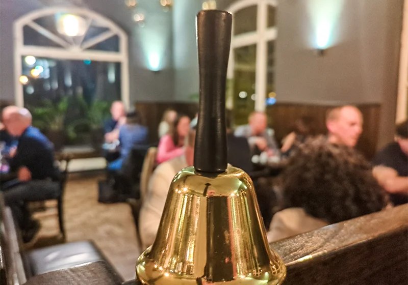 Alle 7 Minuten läutet die Glocke beim Speeddating eine neue Runde ein